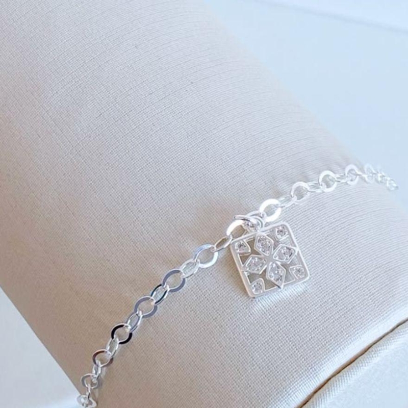 PULSEIRA COM PLAQUINHA DE TREVO CRAVEJADO