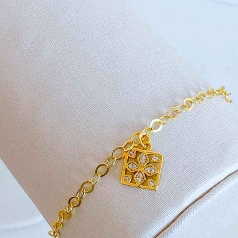 PULSEIRA COM PLAQUINHA DE TREVO CRAVEJADO
