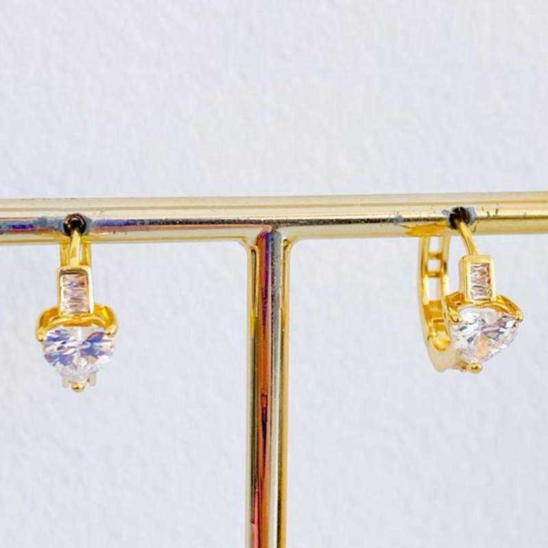 BRINCO ARGOLINHA COM ZIRCONIAS E CORAÇÃO
