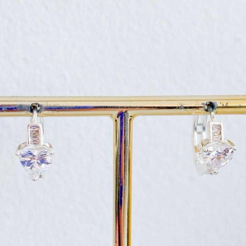 BRINCO ARGOLINHA COM ZIRCONIAS E CORAÇÃO