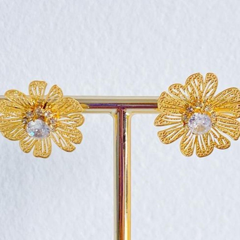 BRINCO FLOR COM ZIRCONIA