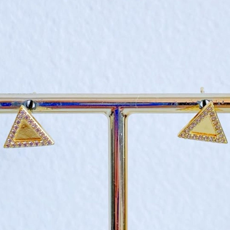 BRINCO TRIANGULAR CRAVEJADO