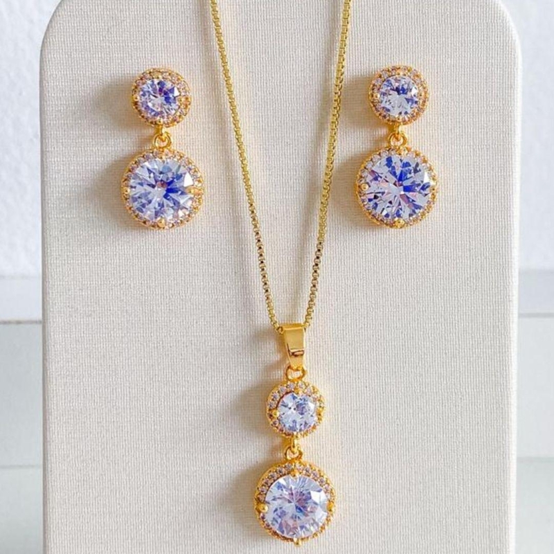 CONJUNTO COM ZIRCONIAS CRAVEJADAS