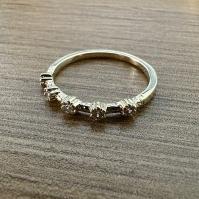 ALIANÇA FINA COM 5 ZIRCONIAS