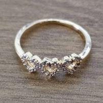 ANEL 3 CORAÇÕES CRAVEJADOS