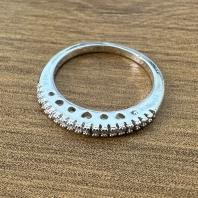 ANEL APARADOR CRAVEJADO COM ZIRCONIAS