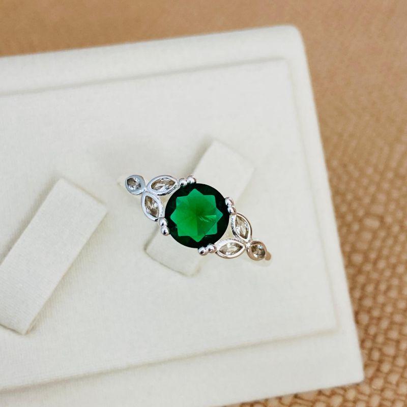 ANEL COM PEDRA VERDE ESMERALDA COM ZIRCONIAS