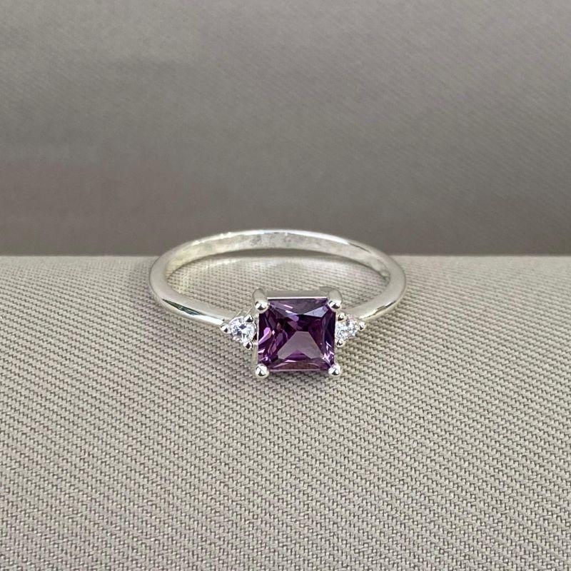 ANEL COM ZIRCÔNIA LILAS