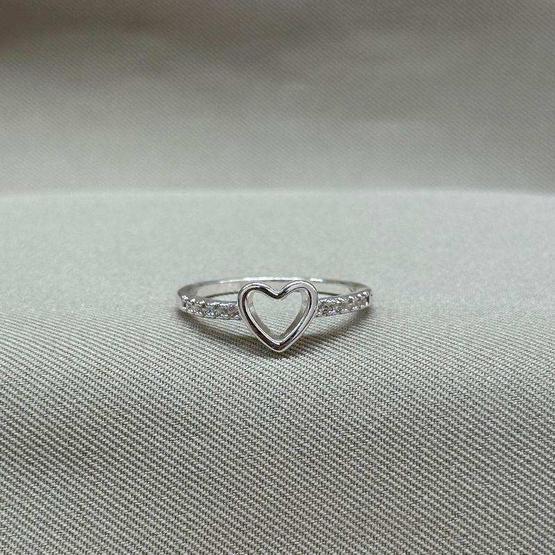 ANEL CORAÇÃO VAZADO CRAVEJADO NOS LADOS