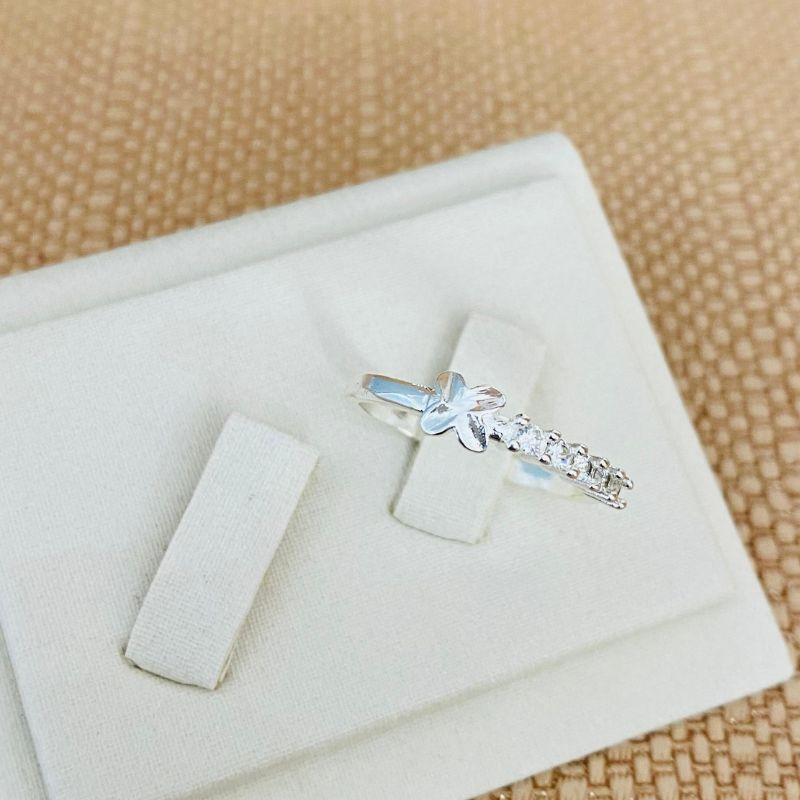 ANEL CRAVEJADO COM BORBOLETA