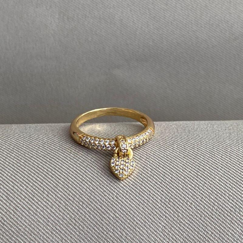 ANEL CRAVEJADO COM CORAÇÃO PENDURADO