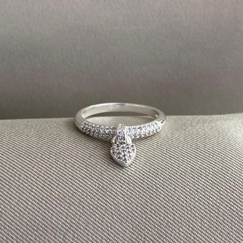 ANEL CRAVEJADO COM CORAÇÃO PENDURADO