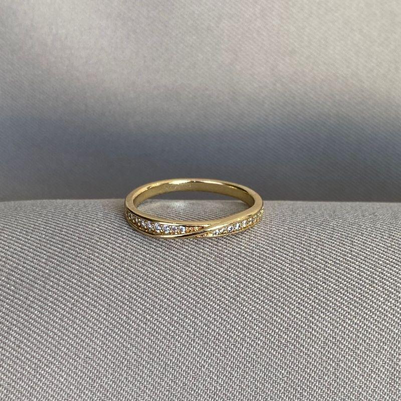 ANEL CRAVEJADO COM LINHA LISA EM S