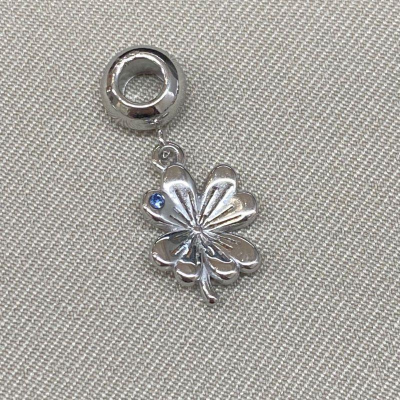 BERLOQUE FLOR COM UMA ZIRCONIA AZUL PENDURICALHO
