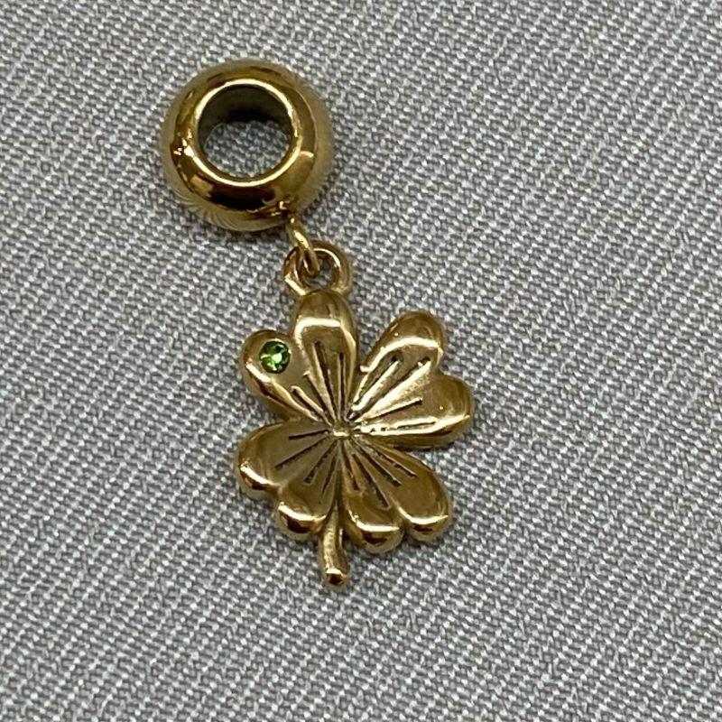 BERLOQUE FLOR COM UMA ZIRCONIA VERDE PENDURICALHO