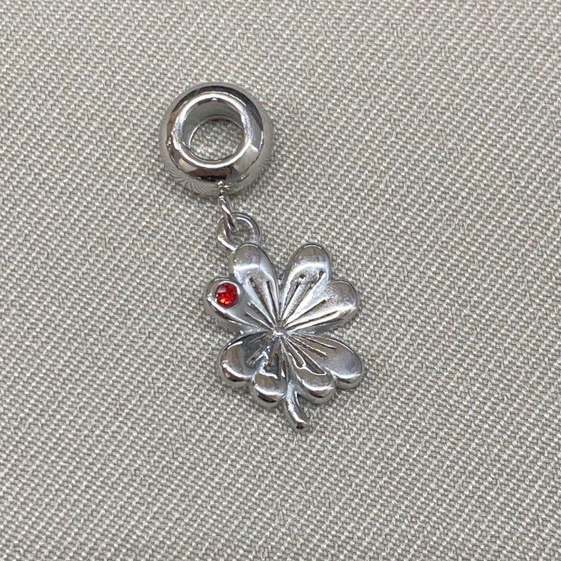 BERLOQUE FLOR COM UMA ZIRCONIA VERMELHA PENDURICALHO