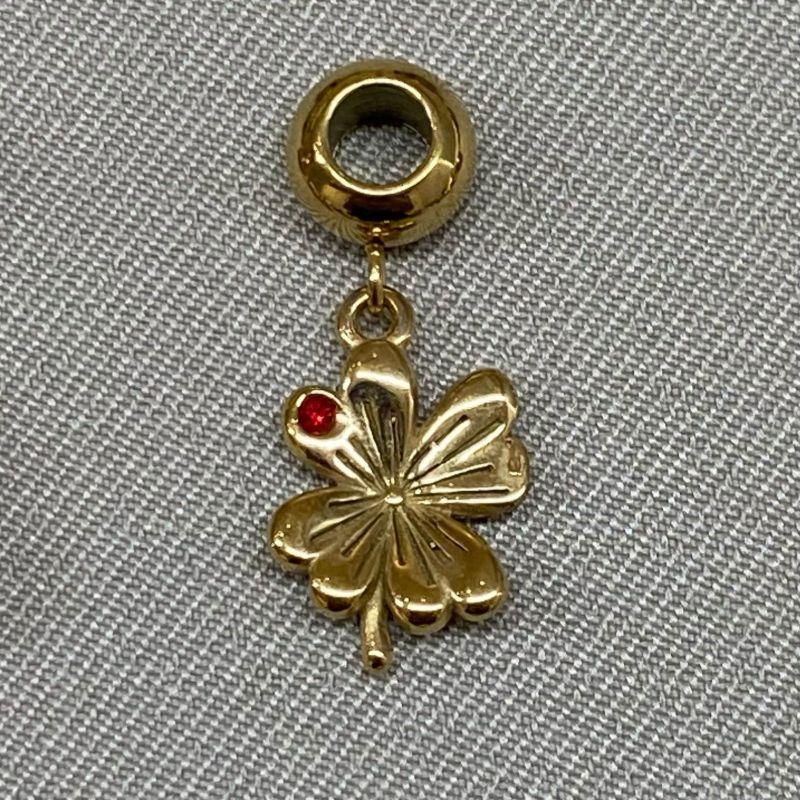 BERLOQUE FLOR COM UMA ZIRCONIA VERMELHO PENDURICALHO