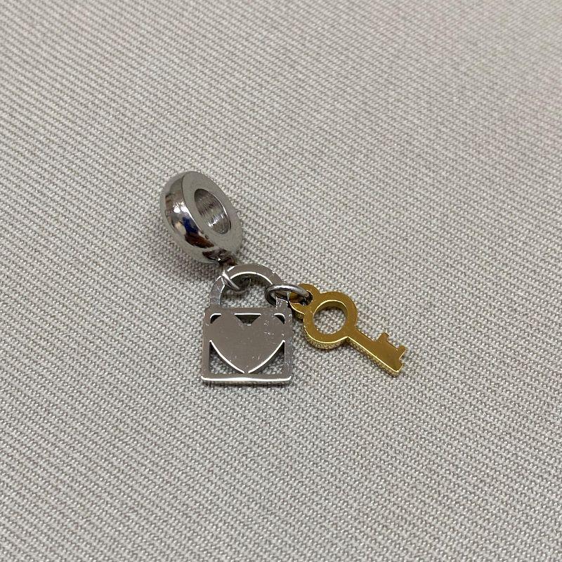 BERLOQUE PENDURICALHO COM CADEADO COM CORAÇÃO E CHAVE