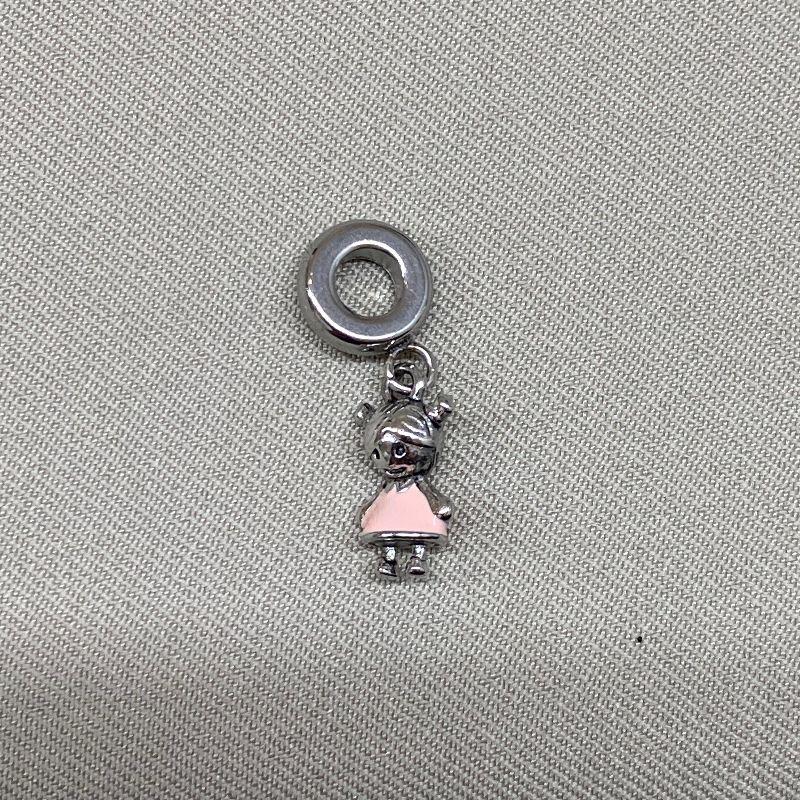 BERLOQUE PENDURICALHO COM MENINA C/VESTIDO DE RESINA ROSA