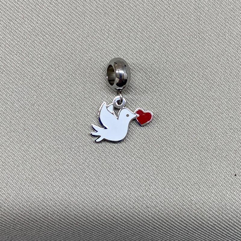 BERLOQUE PENDURICALHO DE POMBA BRANCO COM CORAÇÃO NO BICO