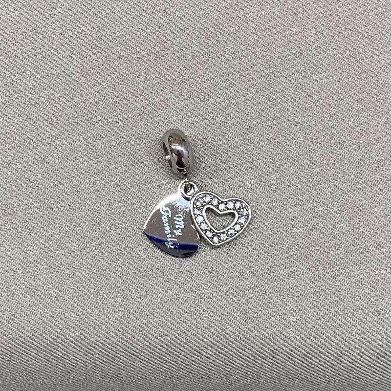 BERLOQUE PENDURICALHO DUPLO CORAÇÃO UM VAZADO CRAVEJADO E OUTRO MY FAMILY