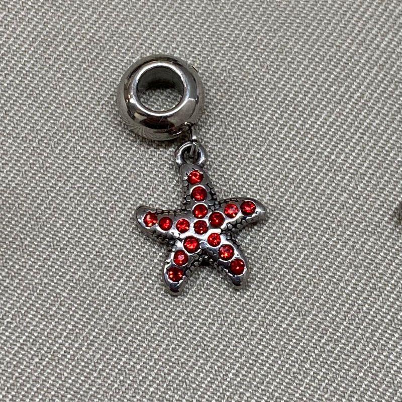 BERLOQUE PENDURICALHO ESTRELA CRAVEJADA VERMELHA