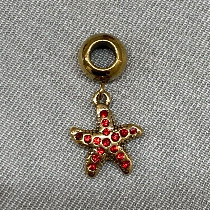 BERLOQUE PENDURICALHO ESTRELA CRAVEJADA VERMELHA