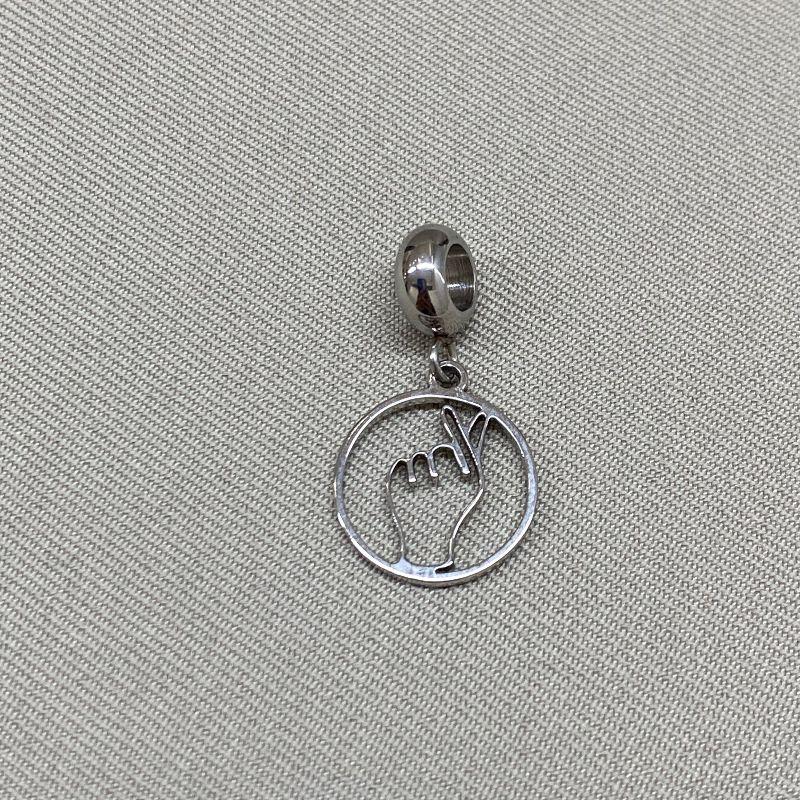 BERLOQUE PENDURICALHO MÃO LIBRAS