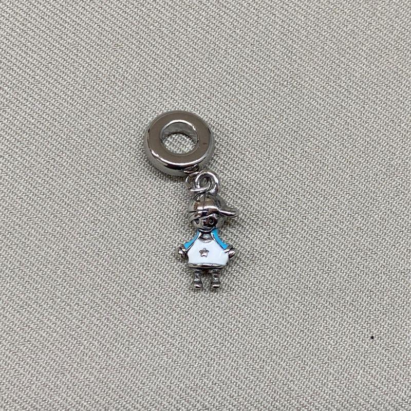 BERLOQUE PENDURICALHO MENINO COM BONÉ