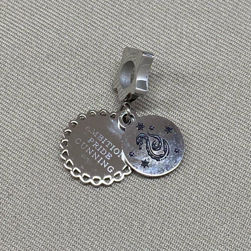 BERLOQUE PENDURICALHO SONSERINA- AMBIÇÃO, ORGULHO E ARDILOSO - HP