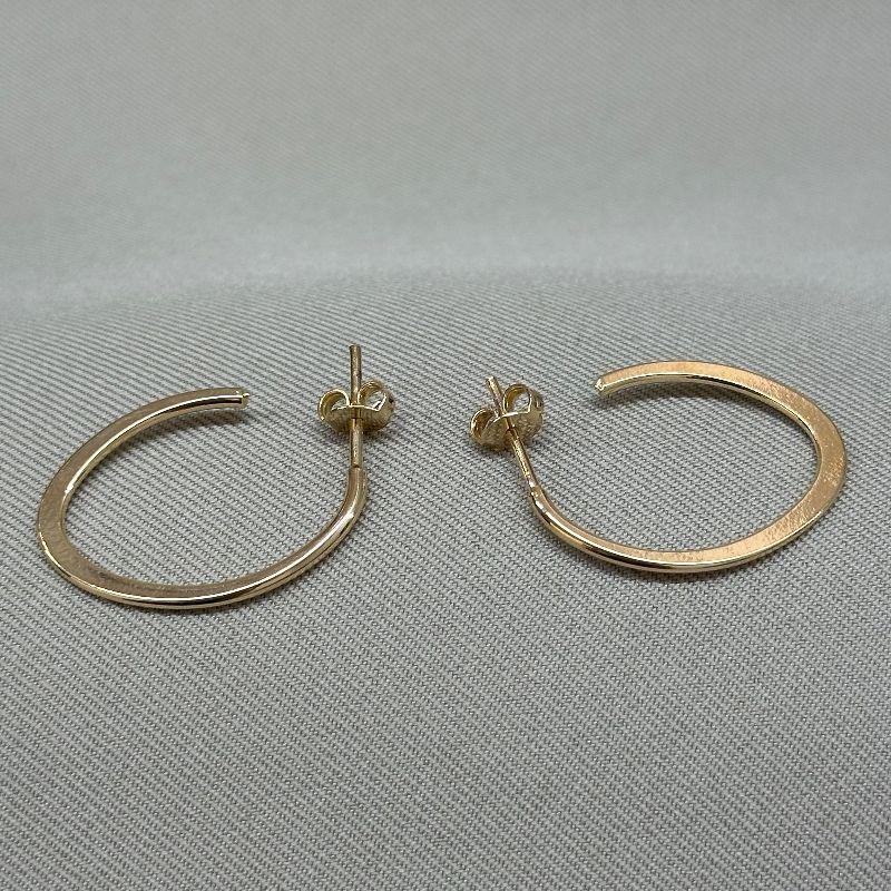 BRINCO ARGOLA COM DETALHE FILETE