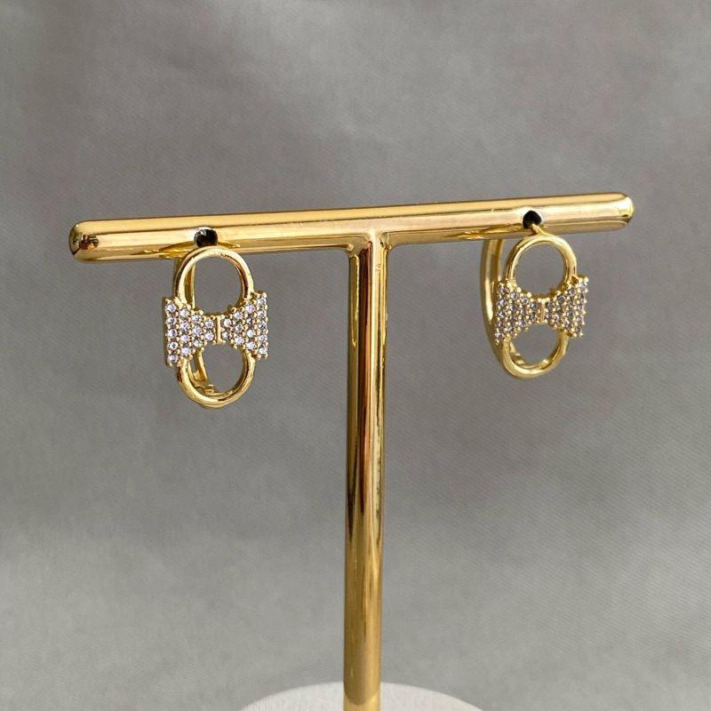 BRINCO ARGOLA COM LAÇO CRAVEJADO