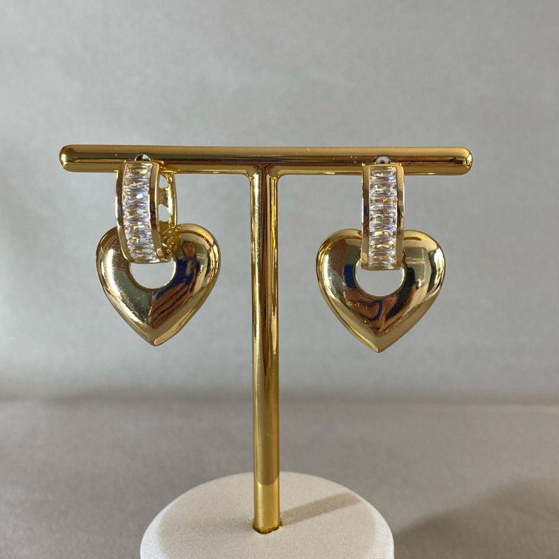 BRINCO ARGOLA CRAVEJADA COM CORAÇÃO PENDURADO