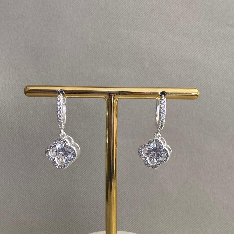 BRINCO ARGOLA CRAVEJADA COM TREVO