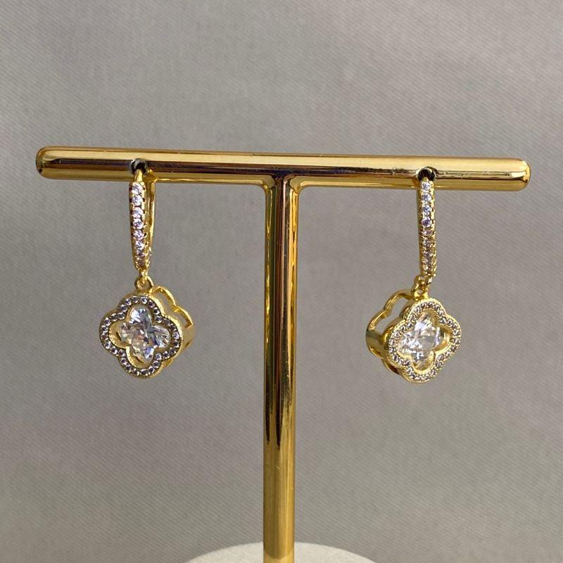 BRINCO ARGOLA CRAVEJADA COM TREVO