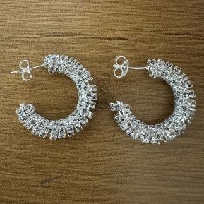 BRINCO ARGOLA CRAVEJADA COM ZIRCONIAS