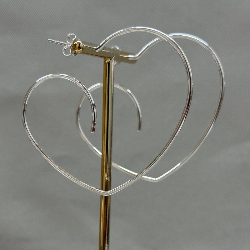 BRINCO ARGOLA DE FIO CORAÇÃO INFINITO G