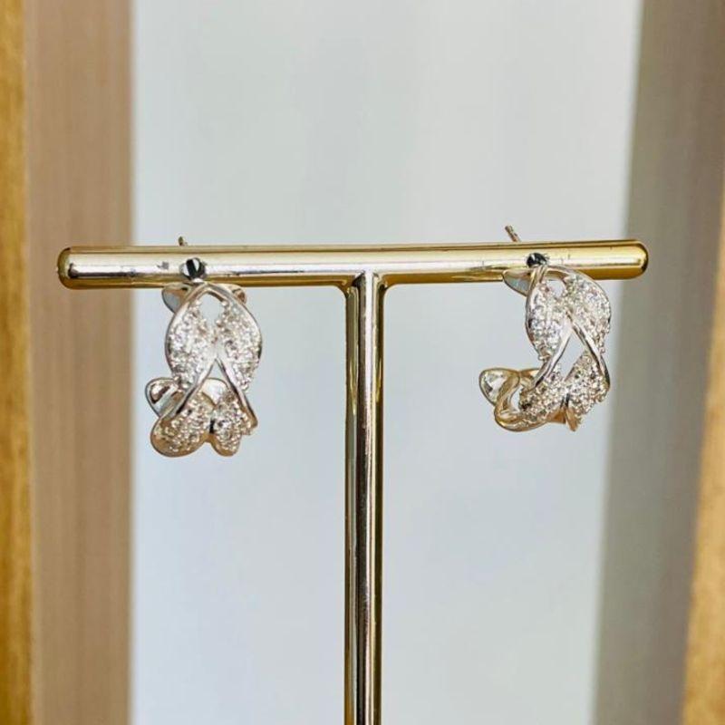 BRINCO ARGOLA ENTRELAÇADA CRAVEJADA