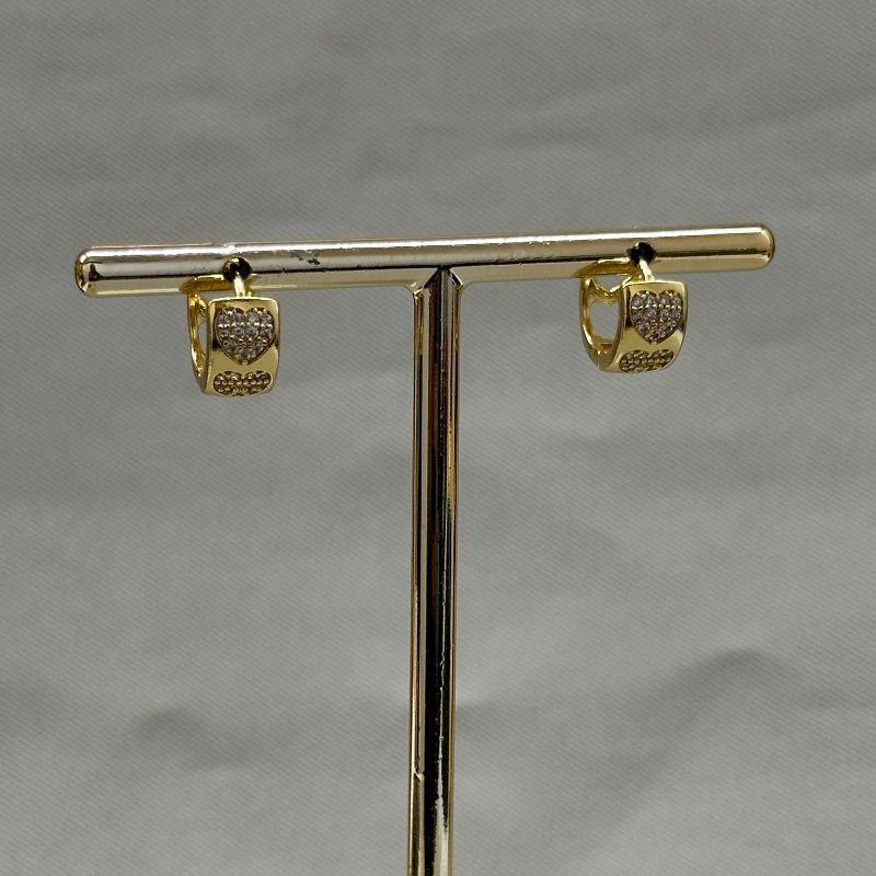 BRINCO ARGOLA LISA COM CORAÇÕES CRAVEJADOS