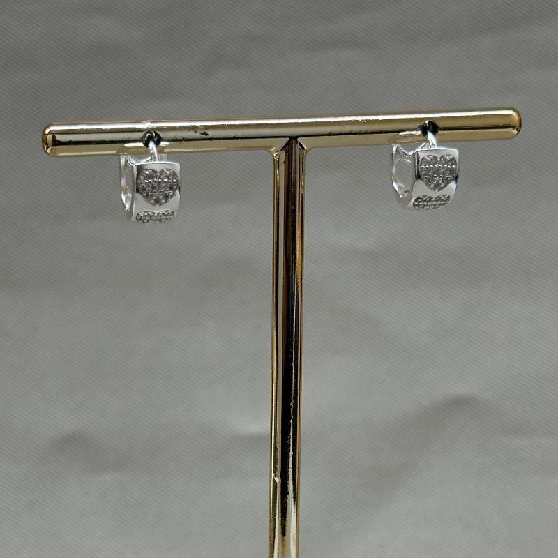 BRINCO ARGOLA LISA COM CORAÇÕES CRAVEJADOS