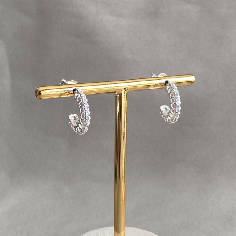 BRINCO ARGOLA MEDIA CRAVEJADA VAZADA