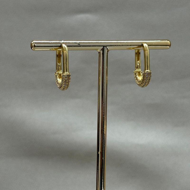 BRINCO ARGOLA OVAL MEIA CRAVEJADA