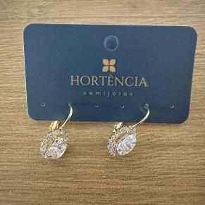 BRINCO ARGOLA PEDRA CRISTAL E CRAVEJADO AO REDOR