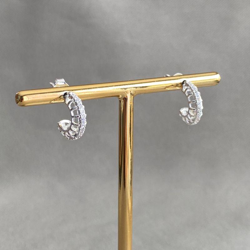 BRINCO ARGOLA PEQUENA CRAVEJADA VAZADA