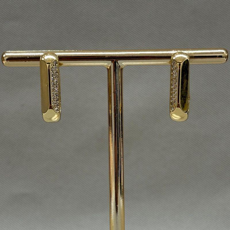 BRINCO ARGOLA QUADRADA CRAVEJADA