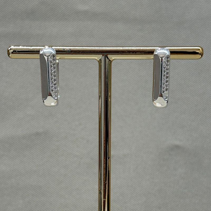 BRINCO ARGOLA QUADRADA CRAVEJADA