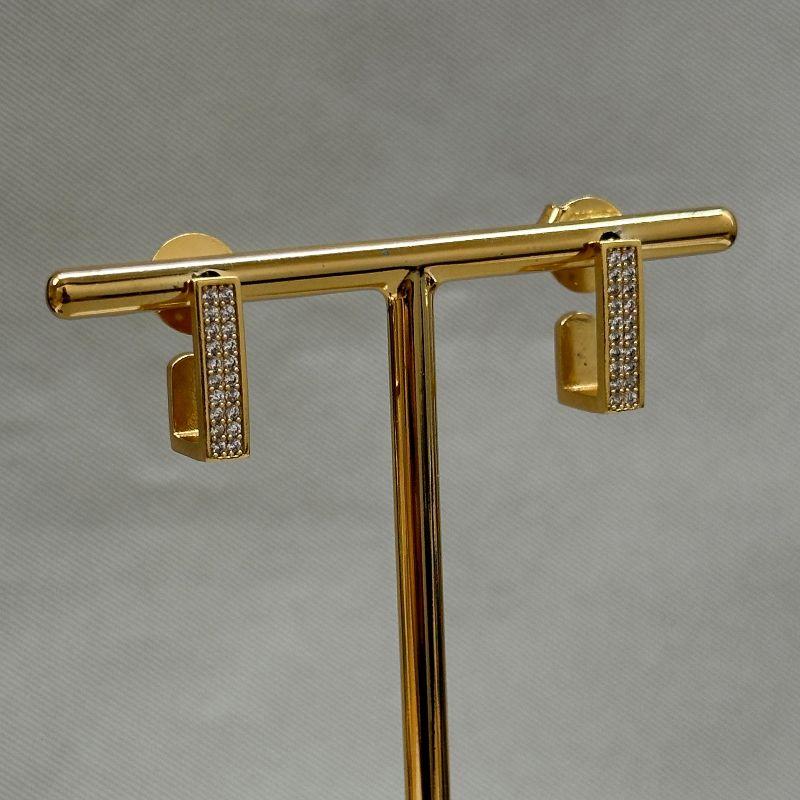 BRINCO ARGOLA QUADRADA CRAVEJADA