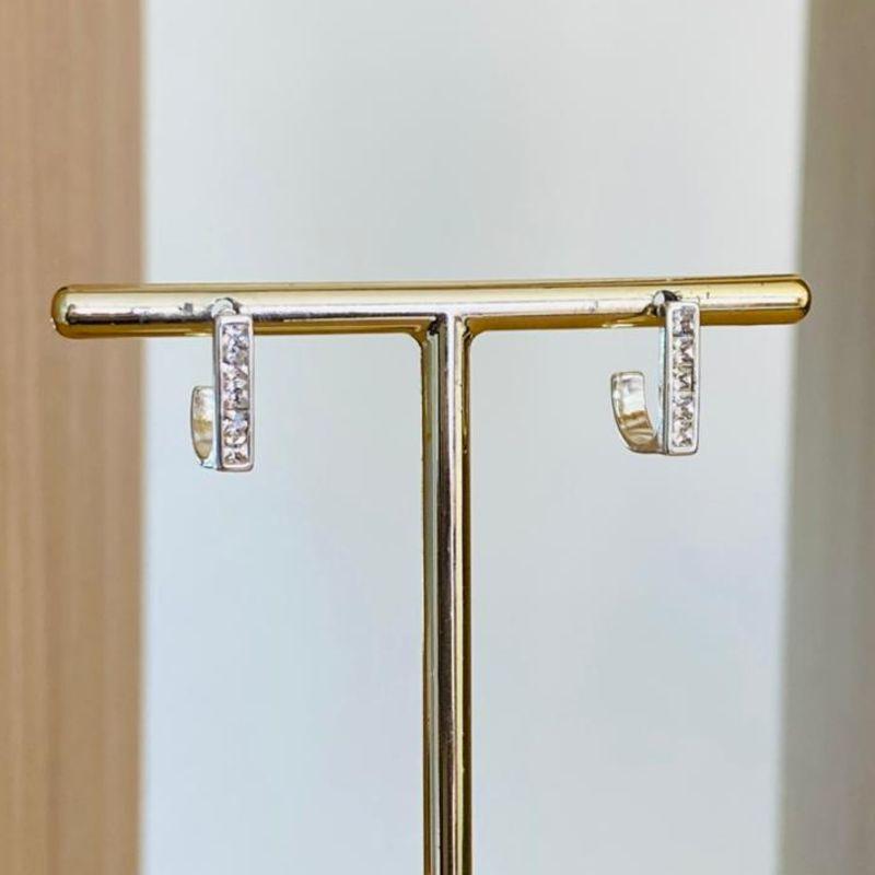 BRINCO ARGOLA QUADRADA CRAVEJADA