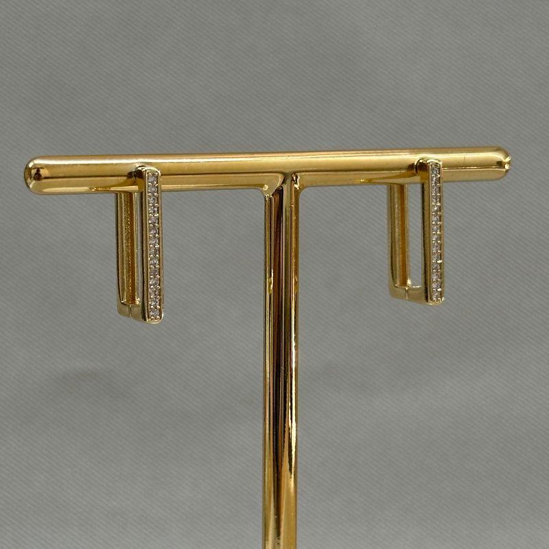 BRINCO ARGOLA QUADRADA CRAVEJADO