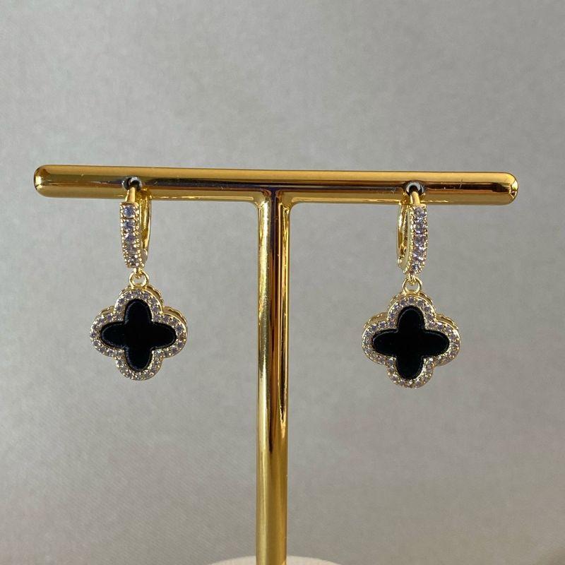 BRINCO ARGOLA TREVO CRAVEAJADO PRETO